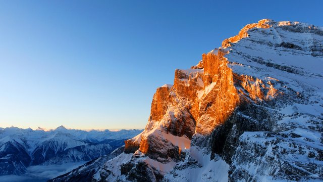 mountains_snow_light_sky_winter_____d_3840x2160.jpg