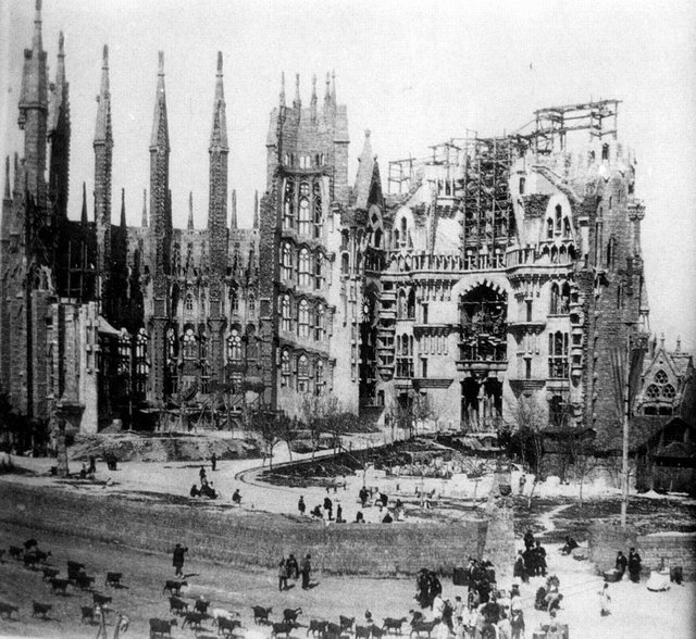 La_Sagrada_Familia_en_construcción,_c._1915.jpg