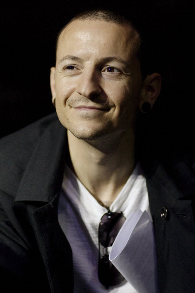 chester-bennington-portrait-smile-2009-a-billboard-1240.jpg