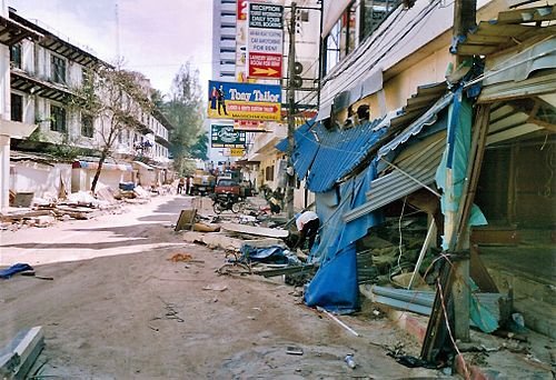 500px-Phuket_after_tsunami_(2004).jpg