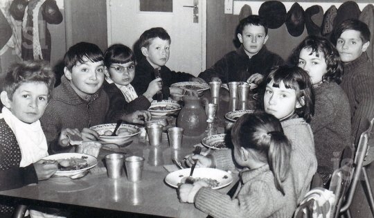 1956-l-alcool-interdit-a-la-cantine.jpg