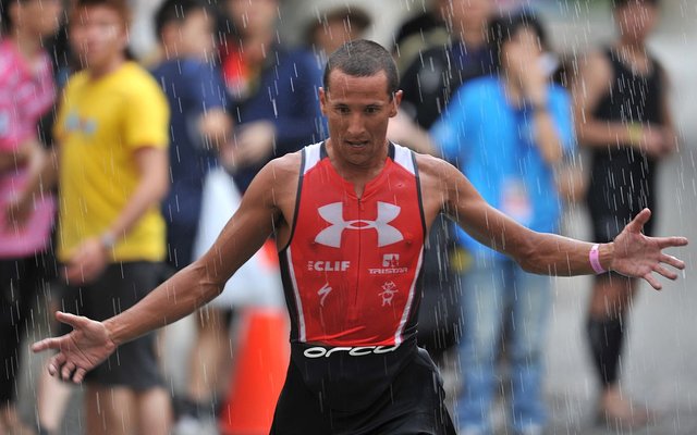 Chris_McCormack_on_the_way_to_transition_zone_at_Ironman_70.3_Taiwan_2011.jpg