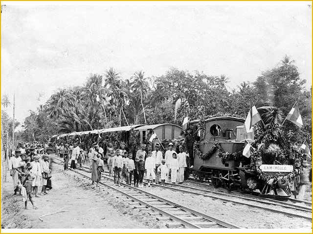 Pembukaan meriah dari 6 KM jalur kereta api panjang trem Aceh Beureunoen - Lammeulo 15-06-1906 (tropenmuseum).jpg