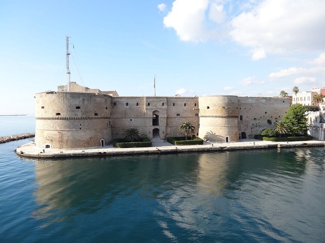 Castello_Aragonese(Taranto).JPG