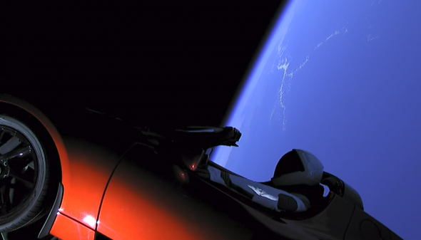 Elon-Musks-Tesla-Roadster-in-low-Earth-Orbit-590x337.png