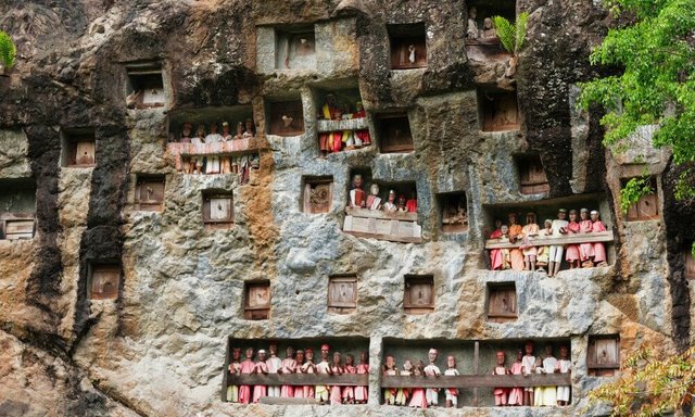 Indonesia-Sulawesi-Lemo-is-cliffs-burial-site-in-Tana-Toraja.jpg