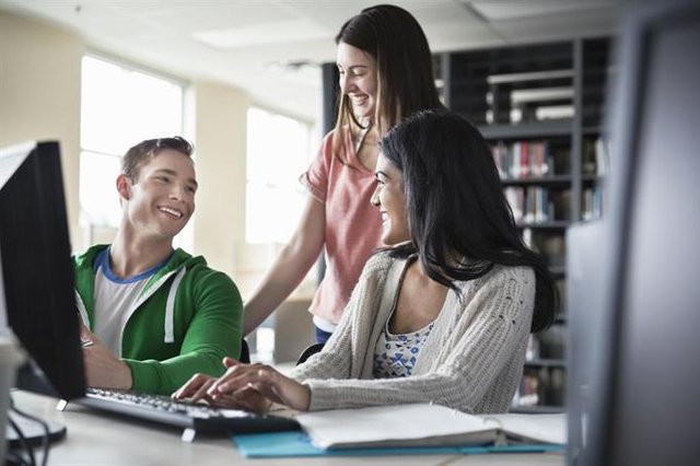 stock-photo-group-of-students-working-on-computer-in-college-library-827640397d30d52953ff6d7ebe9cff000003f2be.jpg