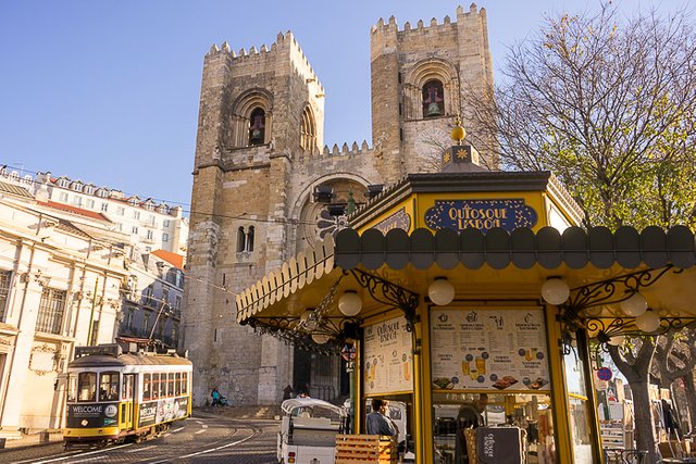 05 Trams Of Lisbon DSC08239.jpg