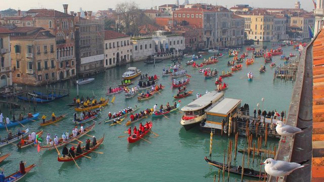 Carnival-procession-Venice-gritti-palace.jpg