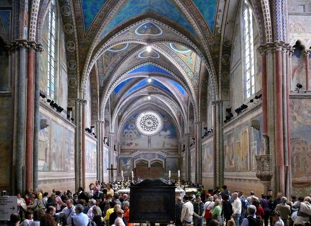 1280px-Basilica_di_San_Francesco_interno_navata.jpg