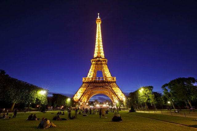 Eiffel-Tower-Paris-Facts-and-Information-of-Incredible-History1.jpg