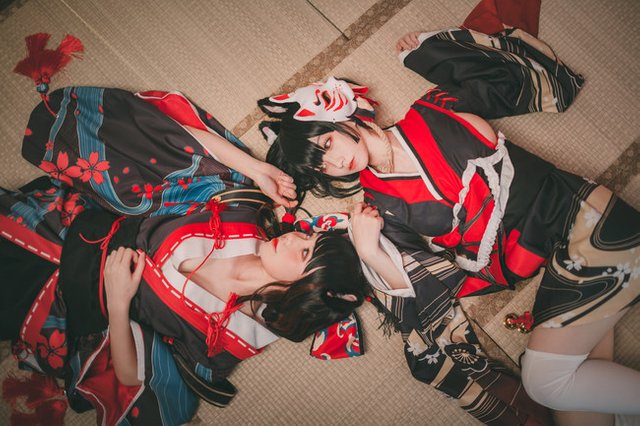 Yamashiro-Fusou-Cleavage-Cosplay-1.jpg