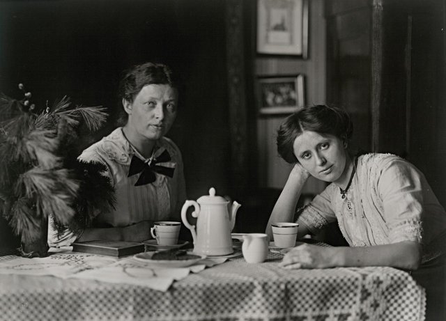 Small town women 1913.jpg