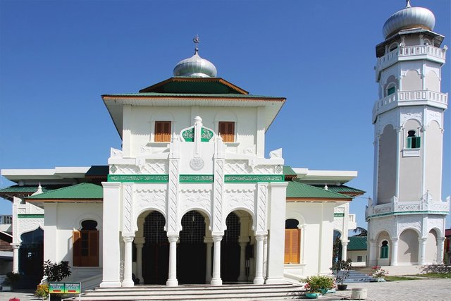 Masjid_Baiturrahim_merupakan_tempat_wisata_ziarah_tsunami_sekaligus_tujuan_wisata_sejarah.jpg