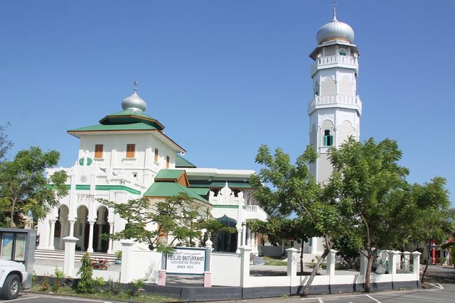 Masjid_Baiturrahim_diperkirakan_didirikan_sekitar_abad_ke-17.jpg