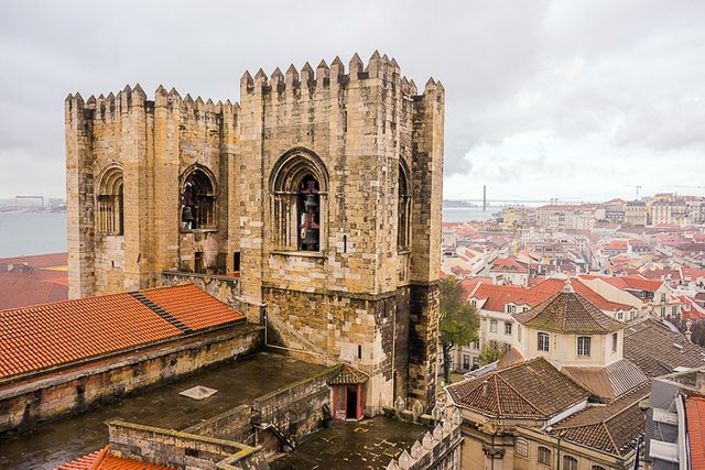 04 Se Lisbon Cathedral DSC07305.jpg