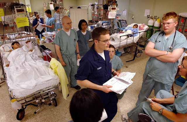 1200px-US_Navy_030423-N-6967M-235_Hospital_Corpsman_Wade_Henry_gives_a_passdown_to_the_night_shift_in_the_Intensive_Care_Unit_(ICU)_aboard_USNS_Comfort_(T-AH_20).jpg