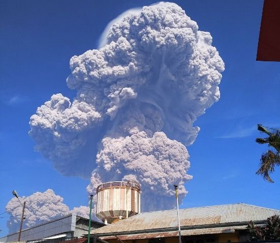 gunung-sinabung-meletus-kebun-dan-rumah-warga-diselimuti-abu-vulkanis-ioVNEi1yfD.jpg