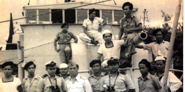 Kapten Jhon Lie dan awak kapal Dispenal TNI.jpg