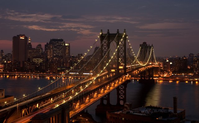 Manhattan_Bridge_in_New_York_City_in_the_dark.jpg