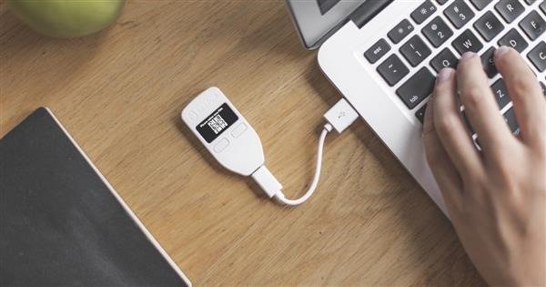 Trezor-Ledger-or-USB.jpg