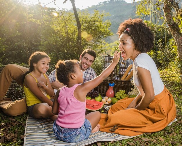 family-having-fun-at-picnic_23-2147638973.jpg