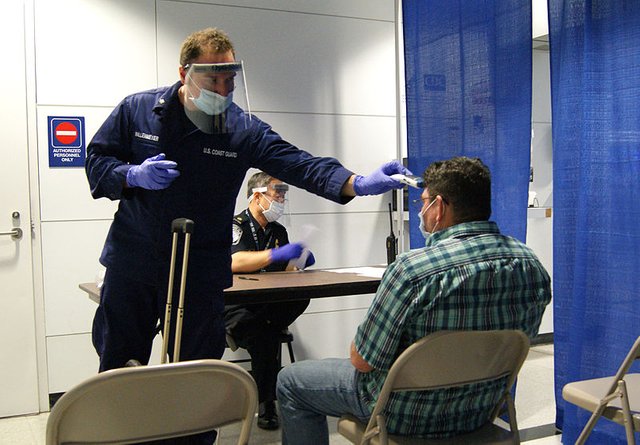 800px-Ebola_screening_at_Chicago's_O'Hare_airport.jpg