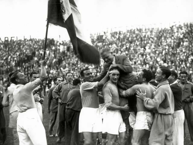 Coppa_Rimet_1934_-_Italia_-_Vittorio_Pozzo.jpg