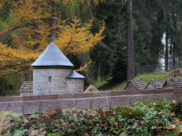 Miniatur park - Rotunda na Hůrce.JPG