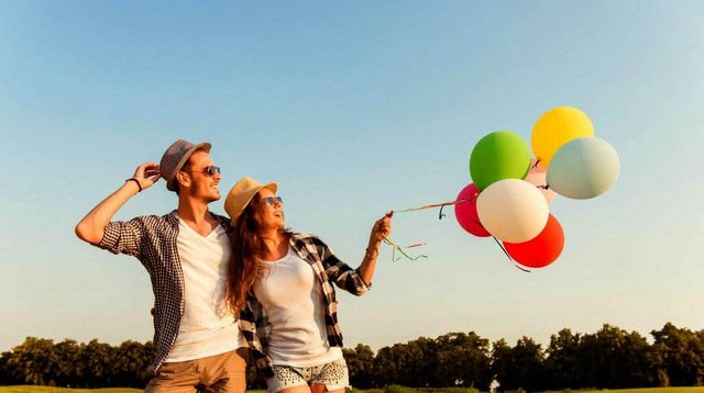 couple-love-walking-balloons-relationship-goals-ss-feature.jpg