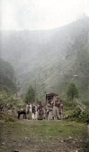 Anak-Anak Pribumi Memanggul Tandu Berisi Wanita Belanda, 1915. Hilbrander. Colorized..jpg