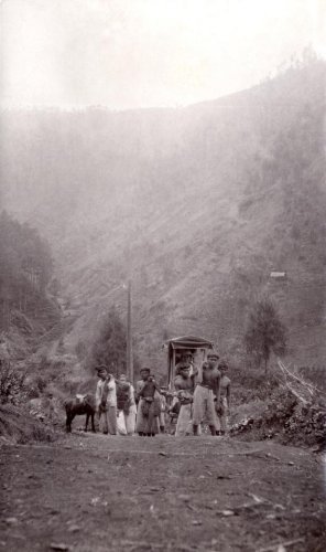 Anak-Anak Pribumi Memanggul Tandu Berisi Wanita Belanda, 1915. Hilbrander..jpg