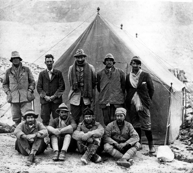 1924-Everest-team-Irvine-003.jpg