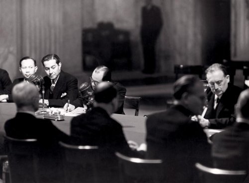 Mohammad Hatta Menandatangani Perjanjian Pemindahan Kekuasaan di Istana Kerajaan Belanda di Amsterdam. 27 Desember 1949. Spaarnestad..jpg