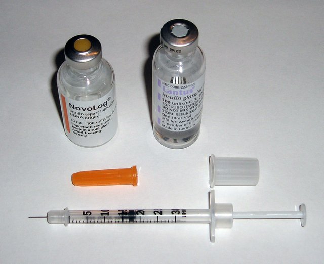 Standard_insulin_syringe.JPG