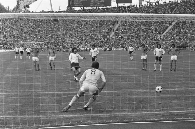 Paul_Breitner_penalty_1974.jpg