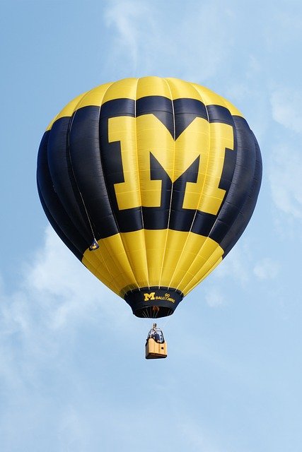 hot-air-balloon-1866360_640.jpg