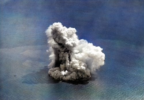 Foto Udara Letusan Gunung Krakatau, 1930. Spaarnestad. Colorized..jpg