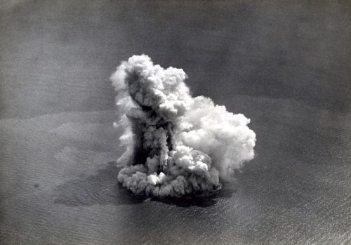 Foto Udara Letusan Gunung Krakatau, 1930. Spaarnestad..jpg