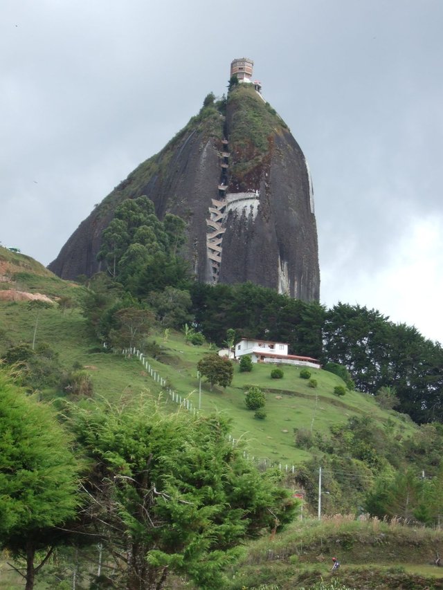 La_Piedra_Guatape_Colombia_Fuji_222.jpg