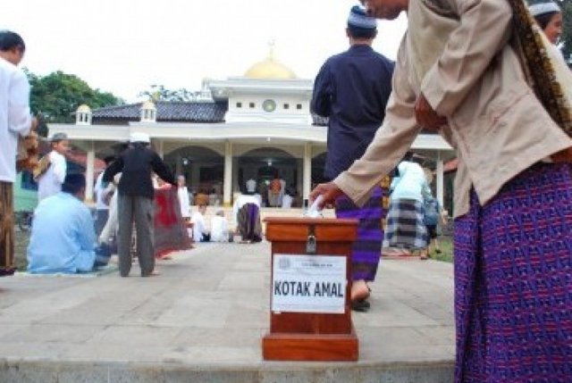 berinfak-melalui-kotak-amal-di-masjid-ilustrasi-_140509144833-415.jpg