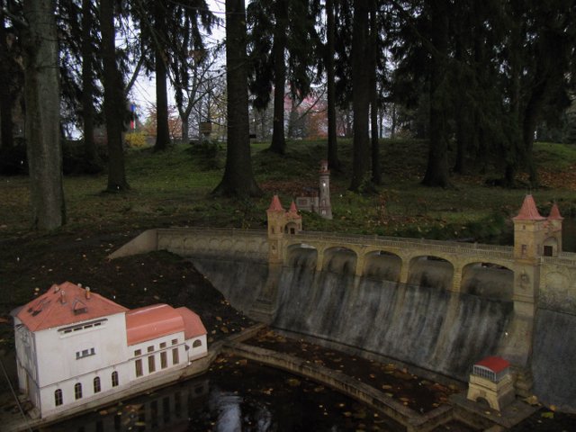 Miniatur park - přehrada Les království.JPG