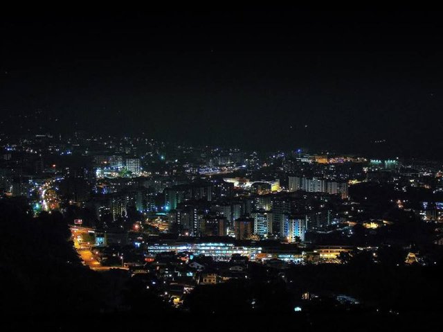 La preciosa y fresca ciudad de Mérida de Noche.jpg