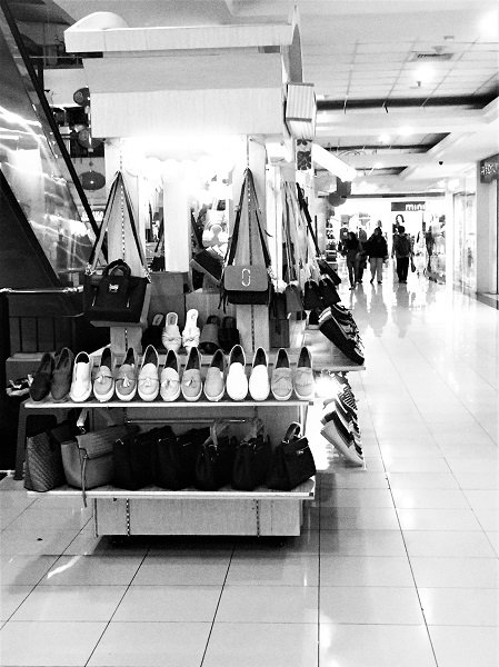 11Mar-Streetphotography-gerai-tas-sepatu-mall.jpg