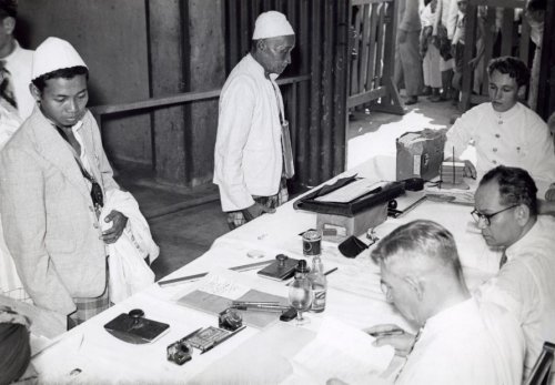 Pemeriksaan Dokumen Calon Jamaah Haji, 1938.jpg