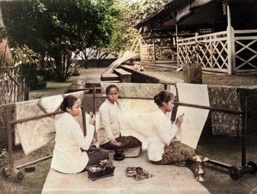 3 Wanita Jawa Membatik, 1880. Stoop. Colorized..jpg