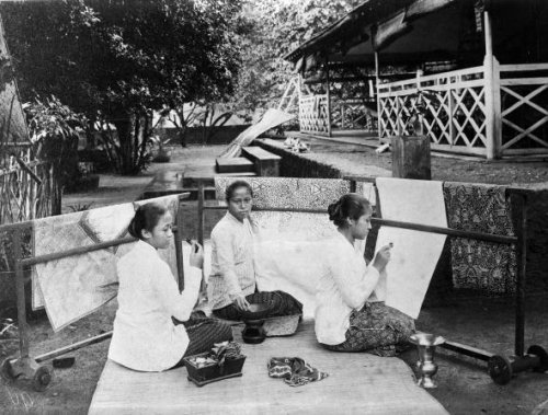 3 Wanita Jawa Membatik, 1880. Stoop..jpg