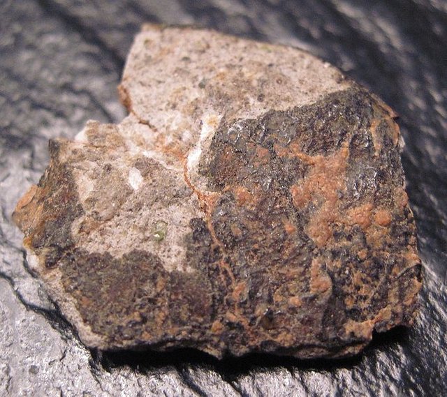 675px-NWA_5959_meteorite,_howardite,_crust.jpg