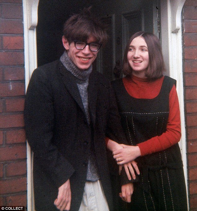 4A2BB08200000578-5499937-Jane_and_Stephen_Hawking_pictured_together_in_1962_met_through_m-a-21_1521034238790.jpg
