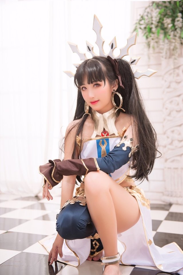 Pure-White-Ishtar-Cosplay-by-Tooosaka-3.jpg